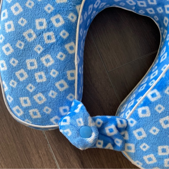 TRAVEL NECK PILLOW - Picture 2 of 5